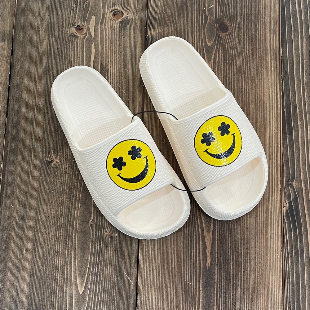 Women’s Solid Cloud Smiley Face Slides